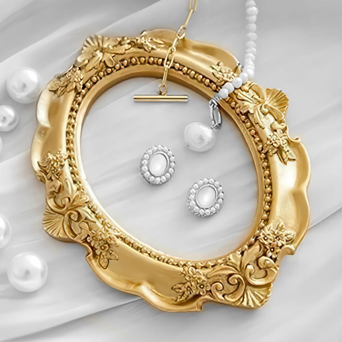 RoyalGlow™ Vintage Frame ✨ — Timeless Golden Elegance